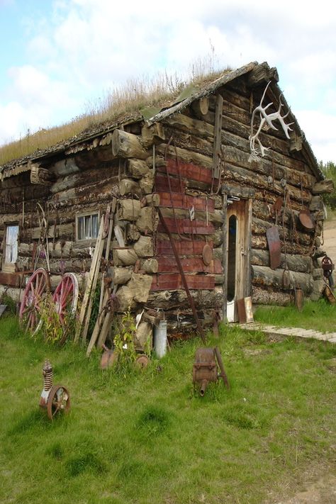 Hunters Cabin Long Ago Trappers Cabin, Hunters Cabin, Log Cabin Sheds, Hunting Cabin, Survival Shelter, Rustic Farmhouse Kitchen, Cabin Camping, House Hunters, Little Cabin