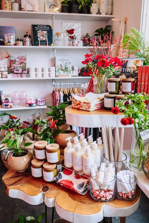 How to Avoid the Retail Summer Slump - The Boutique Hub Floral Retail Display, Small Floral Shop Interior, Gift Shop Merchandising, Spring Pop Up Shop, Aesthetic Gift Shop, Fun Boutique Ideas, Boutique Gift Shop, Spring Store Displays, Spring Retail Display