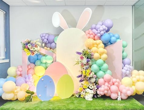 Balloon Magic Party Decor on Instagram: "Some “Bunny” loves you 🐰💜🪺 Easter vibes for our 121 training this weekend all created from scratch to show our student how to scale up a plain backdrop for any occasion. We are getting mini egg vibes with bunny cuteness from this set up and we can’t WAIT for Easter 🐣 For the lucky ones who have birthdays around Easter time this would be the perfect set up for your little ones 😍 Fancy learning then send us a DM to get started ✨ . . . . . . @theeven Easter Kids Decorations, Easter Themed Party, Easter Booth Ideas, Easter Decor Party, Easter Decorations Outdoor Party, Easter Set Up, Easter School Decorations, Easter Party Backdrop, Easter Bunny Backdrop Ideas