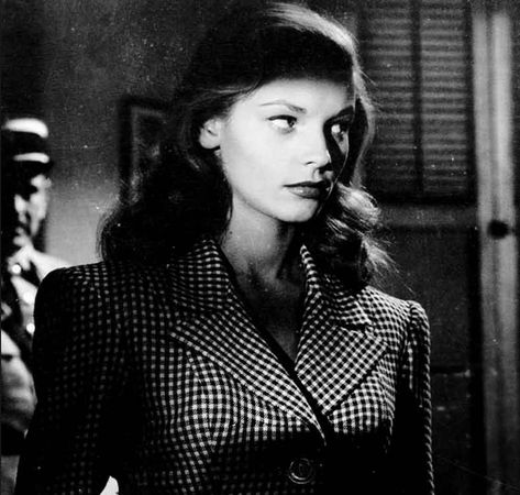 1940s Film Noir Lauren Bacall Movies, Casablanca Movie, Logo Film, Film Noir Photography, Bogart And Bacall, Detective Aesthetic, Noir Movie, Ali Larter, Carole Lombard