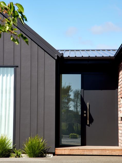 Know how Hardie™ Oblique Cladding brings depth & rhythm to the Contemporary home Oblique Cladding, James Hardie Cladding, Vertical Siding Exterior, Modern Siding, Hardy Plank Siding, Vertical Shiplap, Shiplap Siding, Board And Batten Exterior, Shiplap Boards