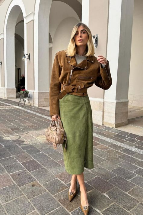 We love seeing the spring outfits you put together with our latest Sézane collections! @elenagiadaa looks fabulous in the Sézane Eloane Skirt. Green is the color of spring! We love the pairing of green and brown this season, giving us a bold yet sophisticated statement look. Green Leather Jacket Outfit, Suede Skirt Outfit, Green Skirt Outfits, Suede Jacket Outfit, Style Kendall Jenner, Khakis Outfit, Olive Clothing, Green Leather Jackets, Lit Outfits