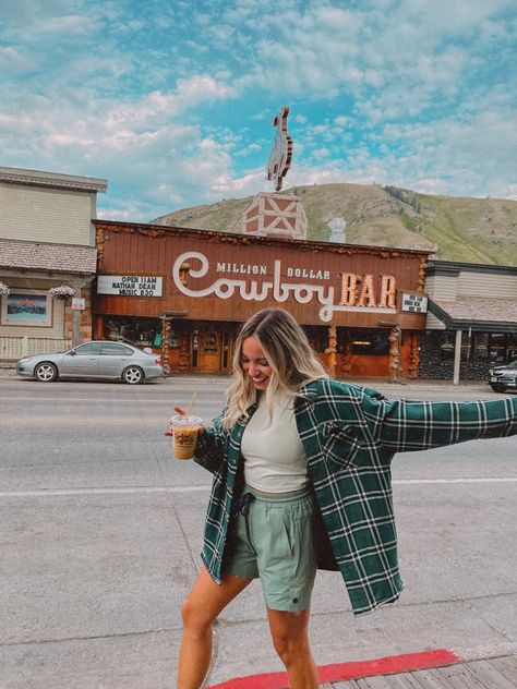 Wyoming Hiking Outfit, Downtown Jackson Hole Wyoming, Jackson Wyoming Aesthetic, Jackson Wyoming Outfit, Outfits For Jackson Hole Summer, Jackson Hole Wyoming Fall Outfits, Jackson Hole Summer Outfit, Jackson Hole Wyoming Outfits, Jackson Hole Bachelorette Party