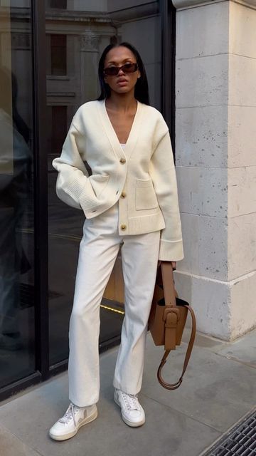 Medium Length Cardigan Outfit, Minimal Fashion Spring, Fall 2023 Cardigan, Fall White Outfits For Women, Effortlessly Chic Outfits Fall, Quiet Luxury Fall Outfit, Quiet Luxury Fashion Fall, Classy Cardigan Outfit, Khaite Cardigan Outfit