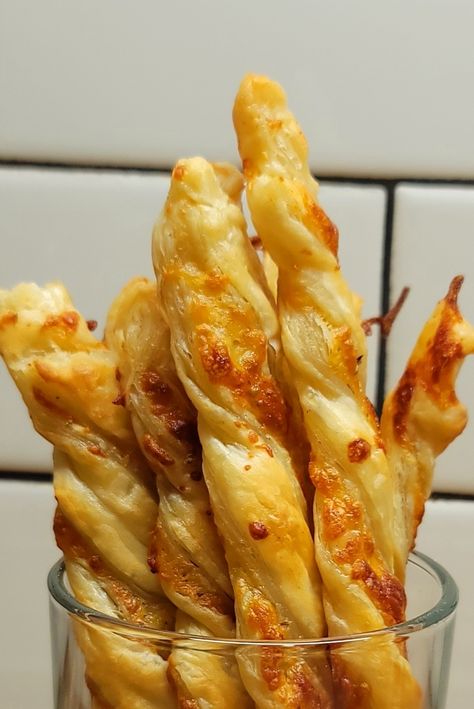 A super easy-to-make crispy cheese straw appetizer made with cheese and puff pastry - Simple Cheese Straws #appetizer #cheesestraws #appetizernight Cheese Straws Easy, Cheese And Puff Pastry, Puff Pastry Sticks, Cheese Straw, Cheese Straws Recipe, Cheese Sticks Recipe, Cheese Bread Sticks, Cheese Twists, Cheese Puff Pastry