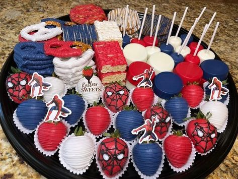 Spiderman Party Treats Ideas, Spider Man Birthday Desserts, Spiderman Candy Apples, Spider Man Dessert Ideas, Spiderman Snack Ideas, Spider Man Party Treats, Spider Man Treat Table, Spider Man Snacks Parties Food, Spiderman Birthday Party Food Snacks