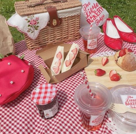 Taekook Au, Picnic Aesthetic, A Picnic, Strawberries, Kim Taehyung, We Heart It, Wallpapers, Red