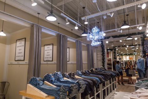 Madewell denim shop | Racked Exclusive! Your First Look Inside Madewell at Merrick Park - Now Open - Racked Miami #merchandising #retail Denim Merchandising, Denim Display, Denim Bar, Merchandising Retail, Clothing Store Displays, Store Design Boutique, Jeans Store, Nesting Table, Store Windows