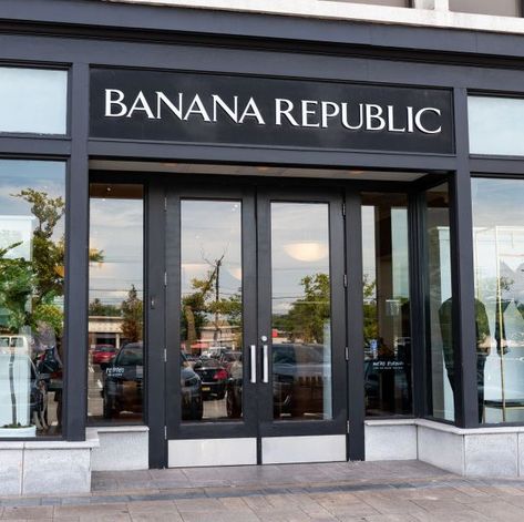 Banana Republic store in Scarsdale, New York... Banana Republic Aesthetic, Scarsdale New York, Styles For Living Room, American Clothing Brands, Manhattan Loft, Rent Clothes, Banana Republic Style, Popular Clothing Brands, Clothing Rental