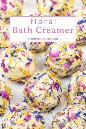 Add luxury to your bath time with floral DIY bath creamers! Homemade bath creamers are a mix of fizzy bath bombs and nourishing bath melts. The natural ingredients for these handmade beauty products include moisturising shea and cocoa butter, milk powder, and fragrant essential oils. They are also a thoughtful homemade gift for everyone interested in natural skincare. #bathcreamer #bathbomb #bathmelt #essentialoils #naturalskincare | countryhillcottage.com Bath Melt, Săpunuri Handmade, Floral Diy, Bath Melts, Bombe Recipe, Homemade Bath, Butter Milk, Bath Bomb Recipes, Floral Bath