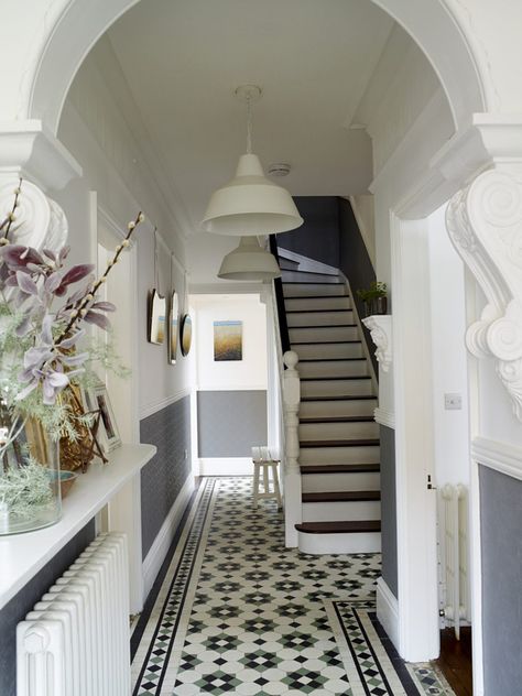 Victorian beauty in the U.K. Terrace Hallway Ideas, Victorian Terrace Hallway, Terrace Hallway, Edwardian Hallway, Victorian Hallway Tiles, Blue Kitchen Walls, Vstupná Hala, Victorian House Interiors, Victorian Hallway