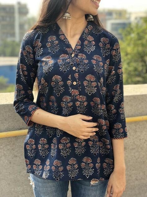 Short Kurti Designs, Cotton Short Tops, Cotton Tops Designs, New Kurti Designs, Simple Kurta Designs, Short Kurti, Simple Kurti Designs, Fancy Kurti, Casual College Outfits