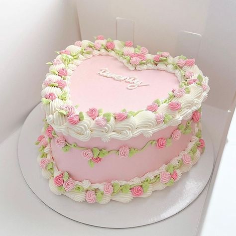 Strawberry Vintage Cake, Cute Cake Ideas Birthdays, Butterfly Heart Cake, August Birthday Cake, Cute Cakes Birthday, Cute Chocolate Cake, Gemini Cake, August Cake, Strawberry Heart Cake