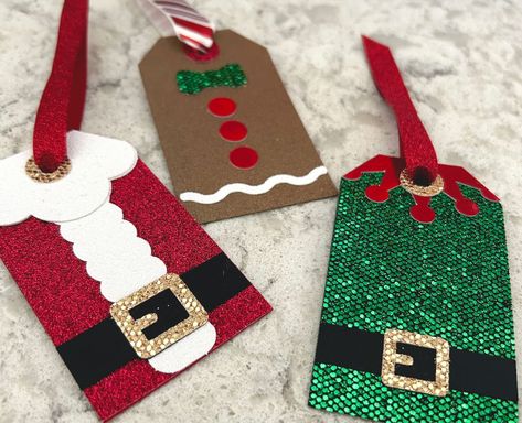 Christmas Gift Tags Cricut, Gift Tags Cricut, Diy Christmas Gift Tags, Christmas Gift Tags Diy, Christmas Gift Tags Handmade, Gingerbread Gifts, Santa Gift Tags, Elves Gift, Free Gift Tags