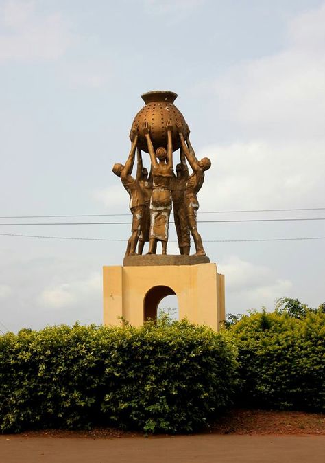 Benin Bohicon la jarre percée, un symbole de solidarité Benin Travel, Dahomey Amazons, Benin Africa, Benin Flag, First Instagram Post, Ethiopian Jewelry, Andaman Islands, West African Countries, Out Of Africa