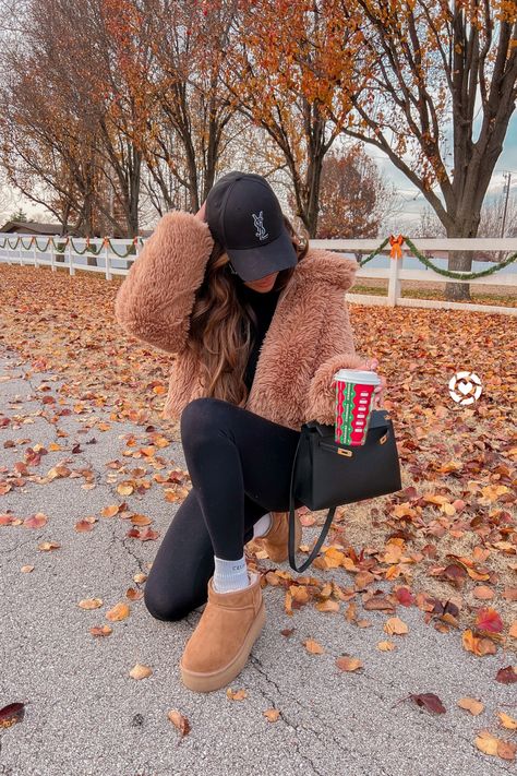 Platform Ugg Outfit, Ugg Ultra Mini Outfit, Ultra Mini Uggs Outfit, Platform Outfits, Mini Uggs Outfit, Platform Boots Outfit, Platform Ugg, Platform Outfit, Ugg Platform