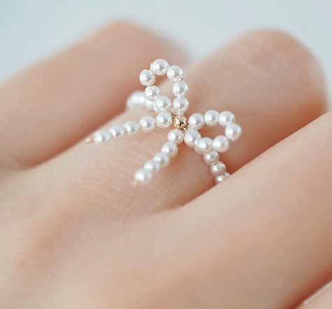 Cincin Diy, قلادات متدلية, Pearl Ribbon, Ribbon Ring, Diy Beaded Rings, Ring Pearl, Diy Jewelry Unique, Beaded Necklace Diy, Diy Bracelets Easy