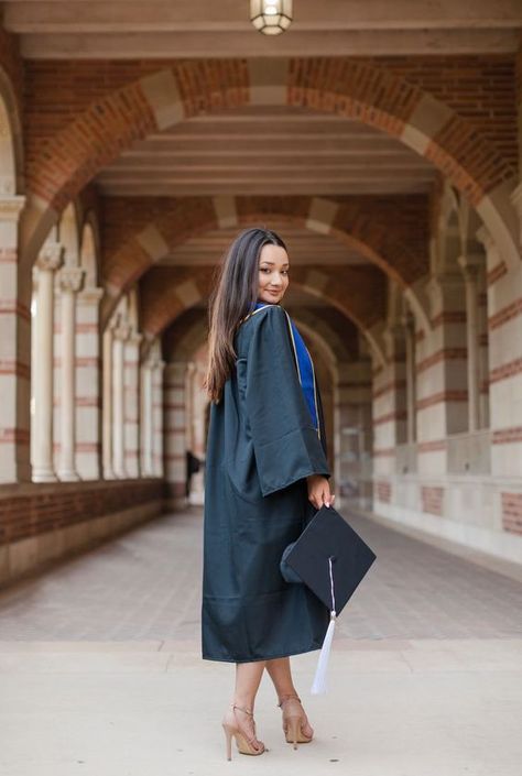 Grad Shoot Ideas – Graduation Poses - davidreed.co Graduation Gown Poses, Graduation Pictures For High School, Graduation Pictures Balloons, College Graduation Cap And Gown Pictures, Graduation Photoshoot Ideas College, Outside Graduation Photoshoot, Business Woman Graduation Photos, Graduation Solo Poses, Uhd Graduation Pictures