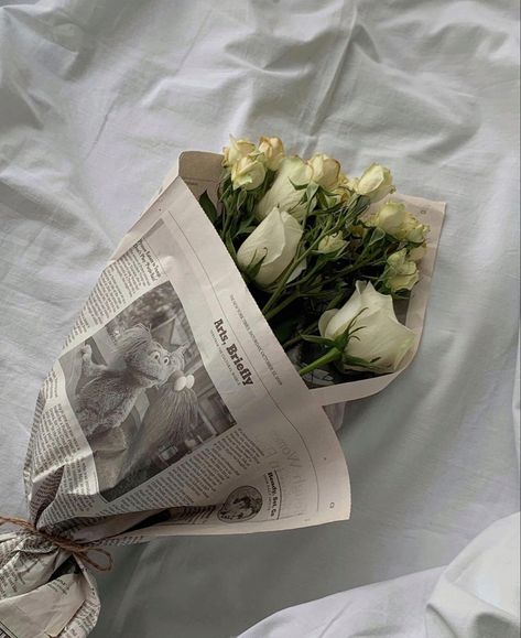 Newspaper Flowers, Paper Bouquet, Nothing But Flowers, Flower Therapy, Classy Aesthetic, Foto Ideas Instagram, Brown Aesthetic, White Aesthetic, Green Aesthetic