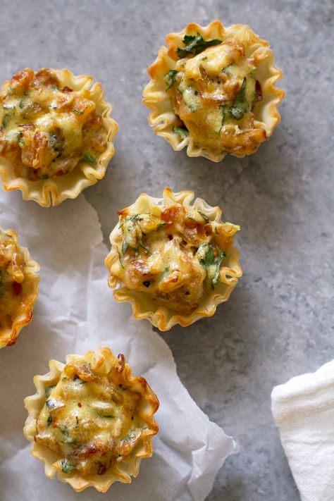 French Onion Tartlets Recipe -- Deliciously savory French onion tartlets made with flaky, crispy mini fillo shells and a creamy caramelized onion filling. The perfect appetizer for Thanksgiving or a holiday party! girlversusdough.com @girlversusdough #girlversusdough #partyfood #holidayappetizer Onion Tartlets, Best Holiday Appetizers, Christmas Appetizers Easy, Tartlets Recipe, Holiday Appetizers Recipes, Thanksgiving Appetizers, Holiday Appetizers, Snacks Für Party, Perfect Appetizers