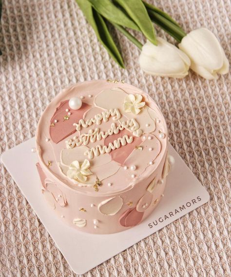 Happy Birthday Mom Cake, Flower Cake Design, 22nd Birthday Cakes, Small Birthday Cakes, Birthday Cake For Mom, Mini Bolo, Birthday Cake With Flowers, Vintage Cakes, Elegant Birthday Cakes