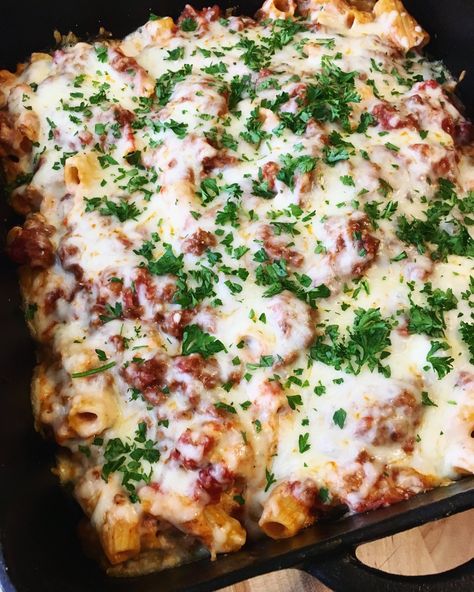 Oven Baked Ziti, Oven Pasta, Camp Cooking Recipes, Ziti Recipe, Skillet Dinner Recipes, Baked Ziti Recipe, Italian Living, Dutch Oven Cooking, Dutch Oven Recipes