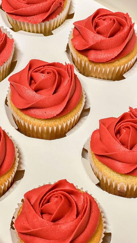 Red And Pink Cupcakes, Pink Wedding Cupcakes, Beauty And The Beast Cupcakes, Wedding Shower Cupcakes, Sweet Box Design, Pop Up Cafe, Red Cupcakes, Gold Cupcakes, Cupcake Decorating Tips