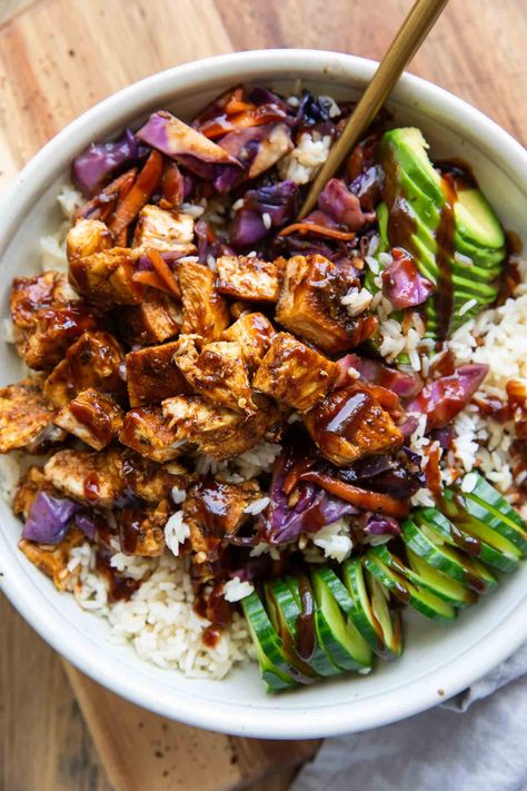 BBQ Chicken Rice Bowls Recipe - Jar Of Lemons Bbq Bowls, Bbq Chicken Bowl, Chicken Bowls Healthy, Lemons Recipes, Easy Bbq Chicken, Chicken Protein, Chicken Bowls, Healthy Bowls Recipes, Chicken Rice Bowls