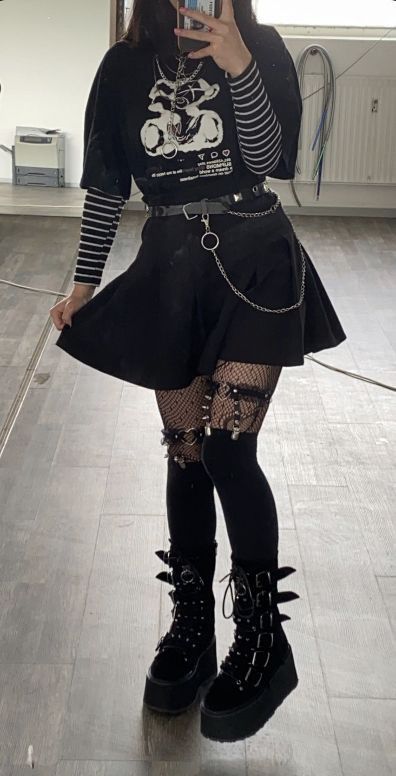 Egirl Clothes Aesthetic, Alt Fishnet Outfit, Goth Punk Outfits Female, Straight Jacket Drawing Reference, Punk Fashion Female, Y2k Grunge Outfits Aesthetic, Emo Gothic Outfits, Grunge Kawaii Outfits, Gothic Night Out Outfit