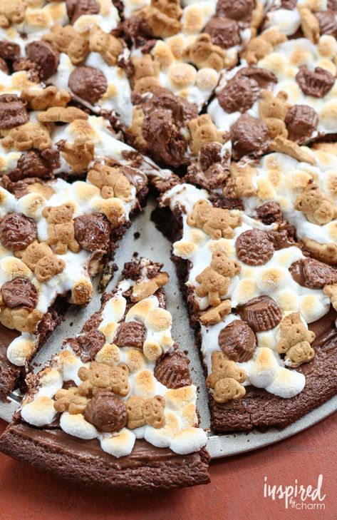 Brownie Pizza, Pizza Sugar Cookie, Dessert Pizza Recipes, Marshmallow Desserts, Sweet Pizza, Dessert Spread, Cake Pop Recipe, Dessert Pizza, S'mores