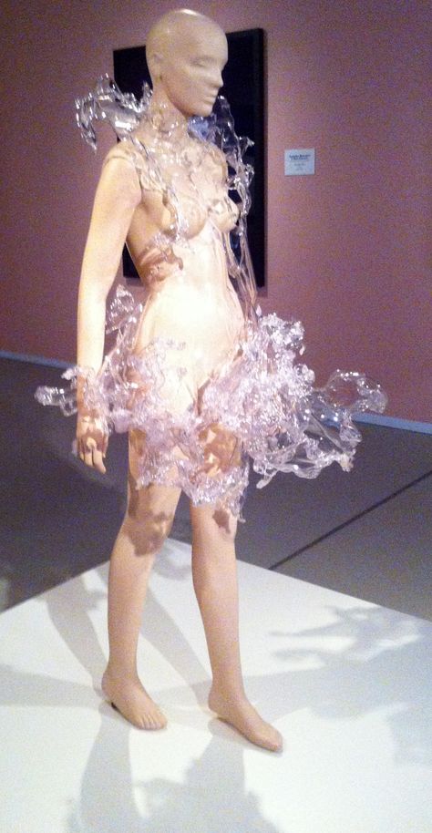 Title; crystallization * polyester* made by Iris van Herpen 2010* Groninger Museum 2014* Iris Van Herpen Glass Dress, Iris Van Herpen Water Dress, Iris Van Herpen Dress, Art Dress Fashion, Water Fashion, Sculptural Fashion, Plastic Dress, Bizarre Art, Iris Van Herpen