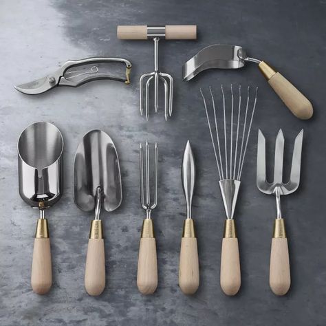 Small Garden Tools, Best Garden Tools, Bucket Gardening, Sophie Conran, Garden Shears, Hand Tool Set, Tree Garden, Garden Wallpaper, Garden Tool Storage