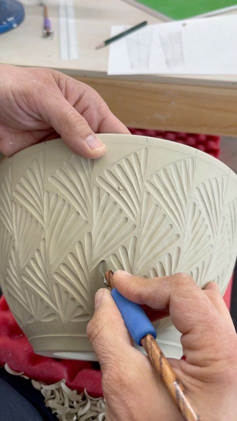 Pottery Surface Decoration Techniques, Carved Designs On Pottery, Carved Pottery Vase, Pottery Carving Patterns, Slip Carving Pottery, Scrifito Ceramics, Pottery Carving Designs, Sgraffito Pottery Ideas, Scrifito Pottery