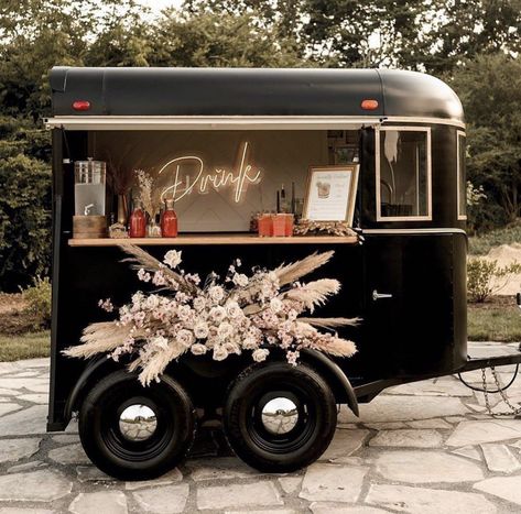 Cocktails Cart, Bar On Wheels, Bar Mobile, Minimalist Dekor, Travel Bar, Future Wedding Plans, Mobile Bar, Green Wedding Shoes, Wedding Cake Designs