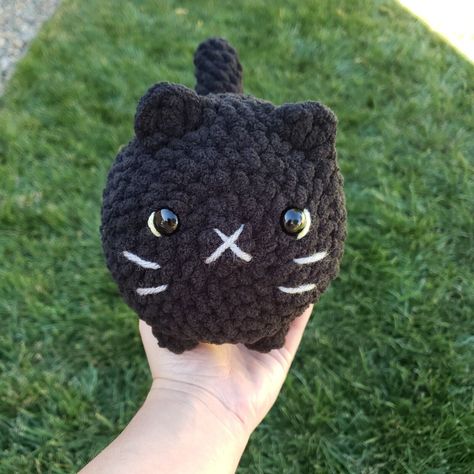 Fluffy Cat Amigurumi, Crochet Black Plushie, Black Things To Crochet, Little Crochet Animals, Christmas Presents For Bestfriend, Black Cat Crochet, Crochet Black Cat, Cat Loaf, Crochet Cats