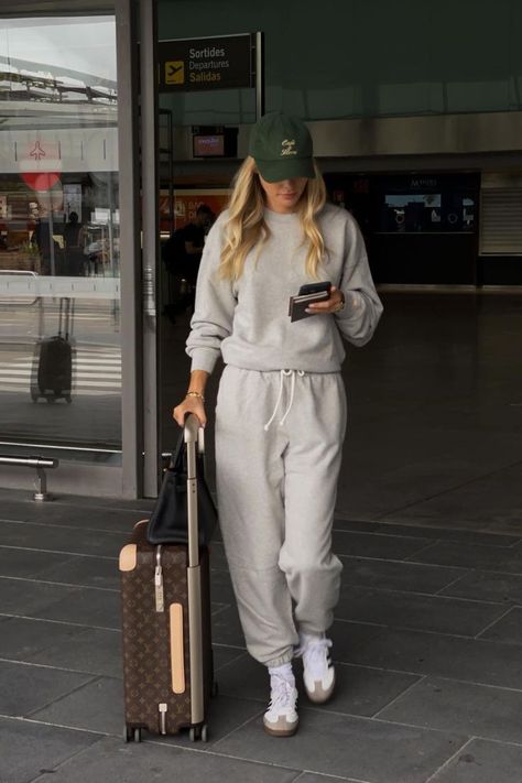 summer airport outfits Classy Airport Outfit, Flight Outfit Airport Style, Airport Outfit Comfy, Airport Outfit Winter, Chic Airport Outfit, Cute Airport Outfit, Chic Travel Outfit, Comfy Airport Outfit, Airport Outfit Summer