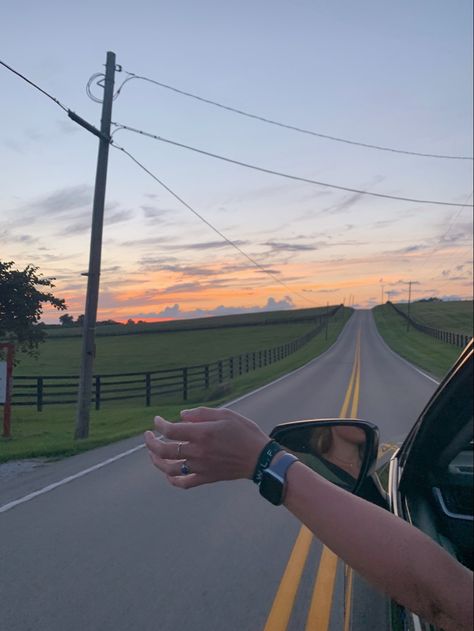 Vicky Core, Kentucky Aesthetic, Aesthetic Freedom, Aesthetic Country, Molduras Vintage, Night Drives, Country Summer, Cross Country Road Trip, Late Night Drives