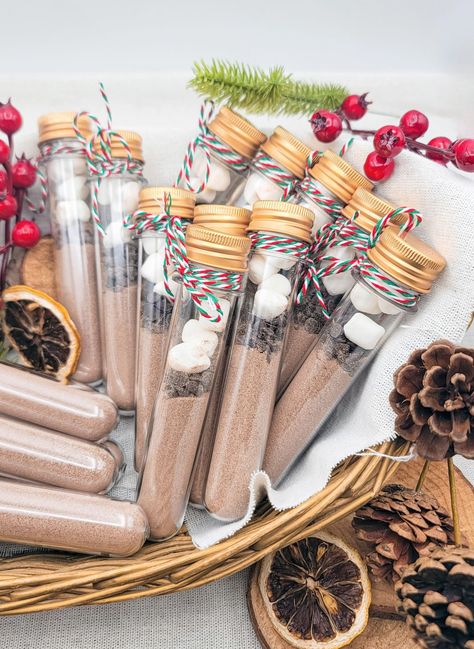 Hot Cocoa Kit Christmas Stocking Stuffers Hot Chocolate Jar Favor Santa's Drink Kit Hot Chocolate and Marshmallows Christmas Party Favor  𝙏𝙝𝙞𝙨 𝙞𝙨 𝙖 𝙜𝙧𝙚𝙖𝙩 𝙖𝙙𝙙-𝙤𝙣 𝙥𝙧𝙤𝙙𝙪𝙘𝙩 𝙩𝙤 𝙖𝙣𝙮 𝙤𝙛 𝙤𝙪𝙧 𝙂𝙞𝙛𝙩 𝘽𝙤𝙭𝙚𝙨! ✨hot cocoa drink kit ✨️dark chocolate chips ✨️mini marshmallows ✨️pour in hot milk or water, stir & enjoy! 𝐇𝐎𝐖 𝐓𝐎 𝐎𝐑𝐃𝐄𝐑 》𝐭𝐨 𝐀𝐃𝐃 𝐭𝐨 𝐆𝐢𝐟𝐭 𝐁𝐨𝐱: add quantity you want to cart along with the gift box you're purchasing.  》𝐩𝐫𝐨𝐝𝐮𝐜𝐭 𝐛𝐲 𝐢 Christmas Little Gift Ideas, Hot Chocolate Set Gift, Creative Inexpensive Christmas Gifts, Small Gift For Christmas, Hot Cocoa Bags Party Favors, Individual Hot Chocolate Gifts, Hot Chocolate Present, Thanksgiving Survival Kit, Easy Family Christmas Gifts