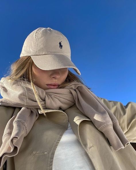 Polo Hat Outfit, Ralph Lauren Cap, Baseball Cap Outfit, Polo Hat, Hat Aesthetic, Cap Outfit, Cap Girl, Fotografi Digital, Look Formal