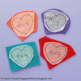 Bugs and Fishes by Lupin: How To: Sew Felt Pocket Hugs to Send to Your Friends Felt Hearts Crafts, Felt Scraps, Sew Felt, Christmas Fair Ideas, Pocket Hugs, Pen Craft, Scrap Fabric Crafts, Felt Crafts Diy, Cute Sewing Projects