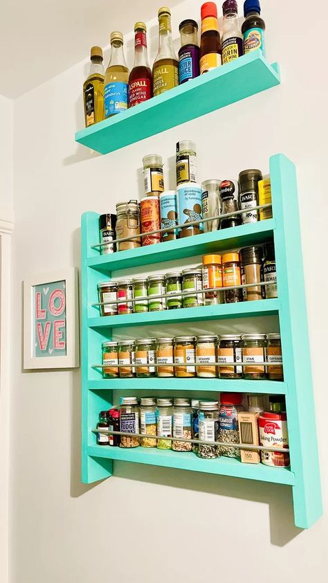 13 DIY Spice Rack Ideas for an Organized Kitchen Diy Spice Shelf Ideas, Diy Spice Rack Ideas, Spice Rack Design, Spice Rack Ideas, Diy Spice Rack, Old Bookcase, Kitchen Spice Racks, Spice Shelf, Diy Spices