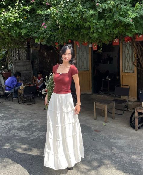 Outfit Inspo Cute Casual, Summer Outfits In France, Midi Maxi Skirt, Jessica Day Inspired Outfits, Maxi Skirt Party Outfit, Casual Thai Outfit, Long White Skirt Outfit Modest, Midsize Japanese Fashion, White Skirt Outfit Modest