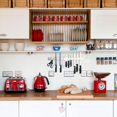 Great knife presentation, especially if you have a small kitchen and need more counter top space. Red Kitchen Accents, Red Kitchen Accessories, Organiser Cucina, Cocina Shabby Chic, Red And White Kitchen, Red Kitchen Decor, Kitchen Ideals, Kitchen Conversion, Smart Kitchen