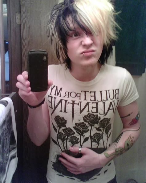 Dot Dot Curve, Emo Boy Haircut, Emo Scene Boy, Emo Bangs, Emo Scene Boys, Long Scene Hair, Scene Guys, Emo Pictures, Short Scene Hair