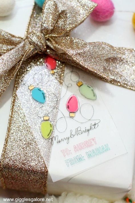 Cricut Gift Tag Ideas, Gift Tags With Cricut, Cricut Gift Wrapping Ideas, Diy Gift Tags Cricut, Circuit Gift Tags, Christmas Tags With Cricut, Cricut Gift Tags Christmas, Diy Christmas Gift Tags Cricut, Gift Card Christmas