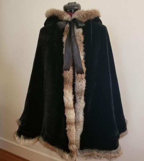 Half Cloak Pattern, Winter Cloak Fur, Fur Cloak Aesthetic, Historical Winter Clothing, Fur Lined Cloak, Fantasy Winter Clothes, Steampunk Cloak, Half Cape, Short Cloak