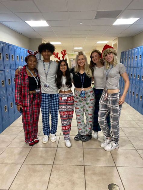 Pajama Day School Outfits, Christmas Pj Day At School, Pajamas To School Outfit, Pjs At School, Pajamas At School, Flannel Spirit Day, Pajama Fits For School, School Spirit Week Outfits, Pj Outfits For School