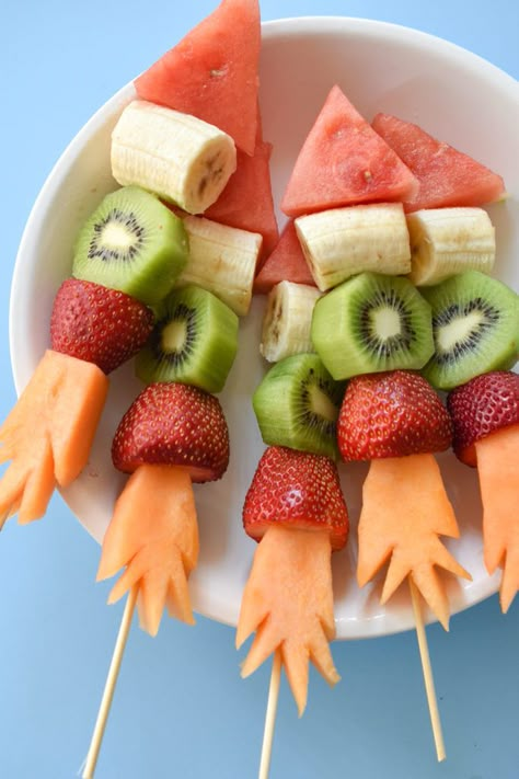 Keep your kids safe, healthy, and entertained this summer with these DIY Firecracker Fruit Kabobs! Halloween Breakfast, Astronaut Birthday, Space Theme Party, Fruit Kabobs, Space Birthday Party, Kids Party Food, Space Party, Fun Kids Food, Kids Snacks