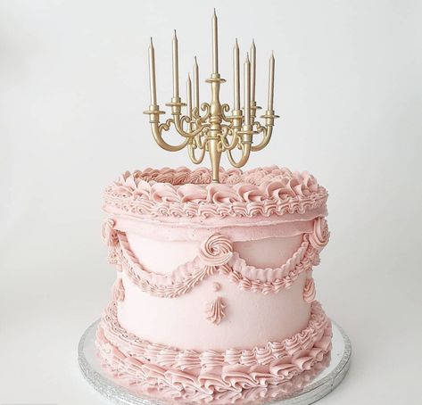 Gothic Victorian Birthday Party Ideas, Victorian Cakes Vintage, Ideas For A Tea Party, Vintage Cake Ideas, Simple Vintage Cake, Kitsch Cake, Heart Cake Designs, Cake Chandelier, Vintage Cake Decorating