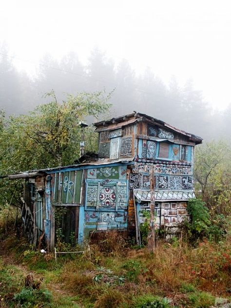 Abandoned Mansion For Sale, Russian House, Hippie Homes, Abandoned House, Mansions For Sale, Abandoned Mansions, Mansion Interior, Abandoned Buildings, Old Buildings